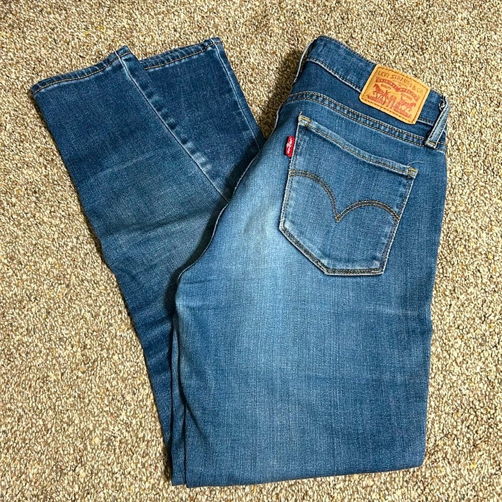 711 Levi’s Mid Rise Skinny Jeans